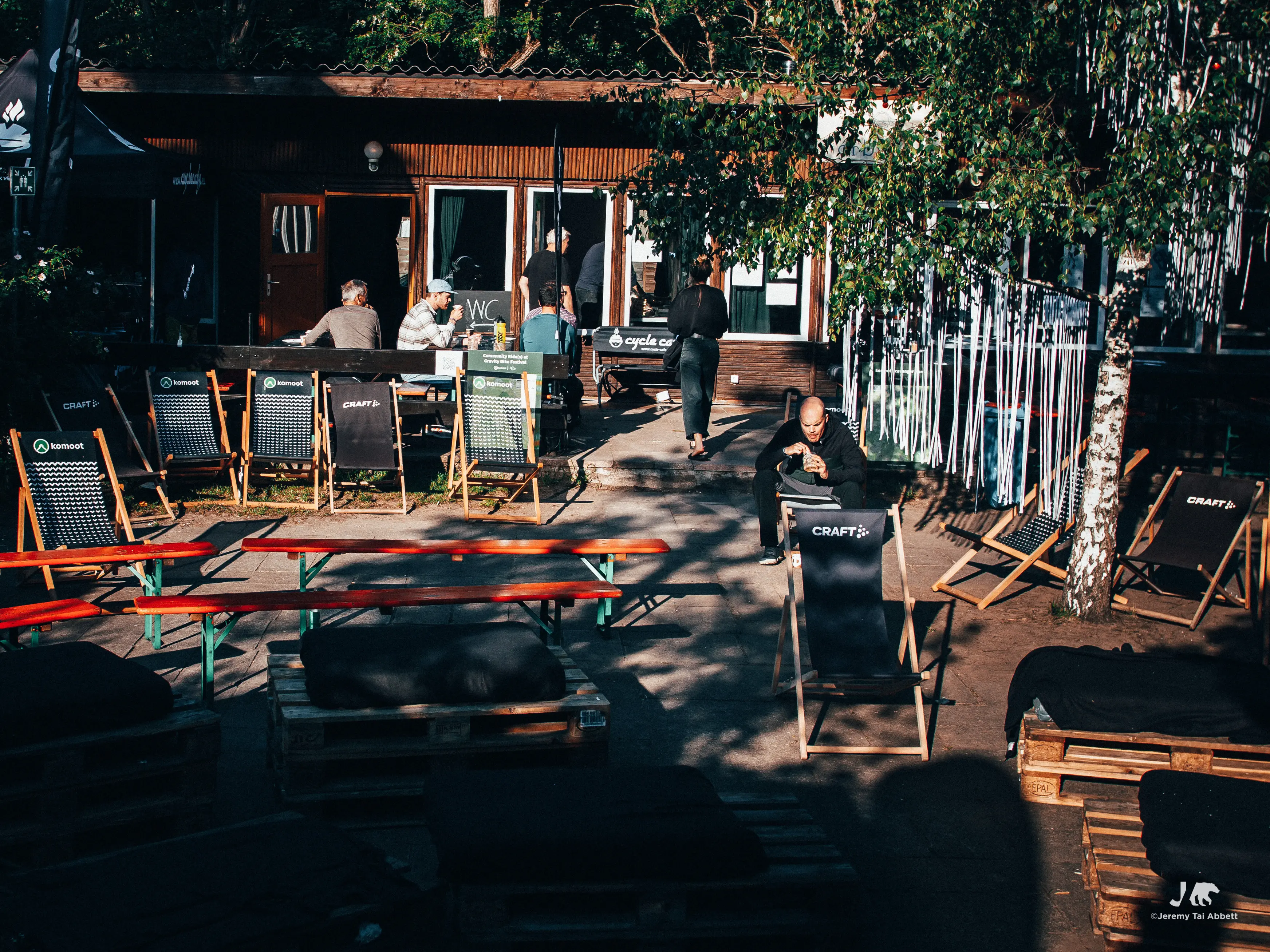 Plenty of free seats if you have breakfast before 8am.