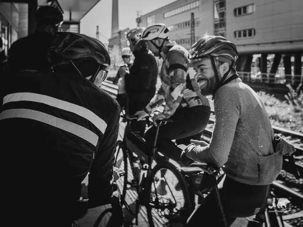 Hannes, Omoniyi and the others waiting for the train to Aumühle