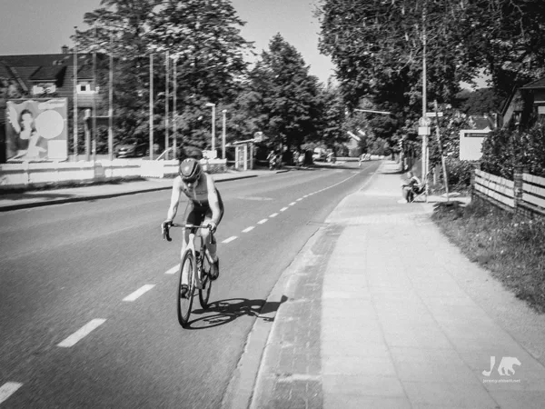 Lea Lützen with a 25 second lead on the peloton.